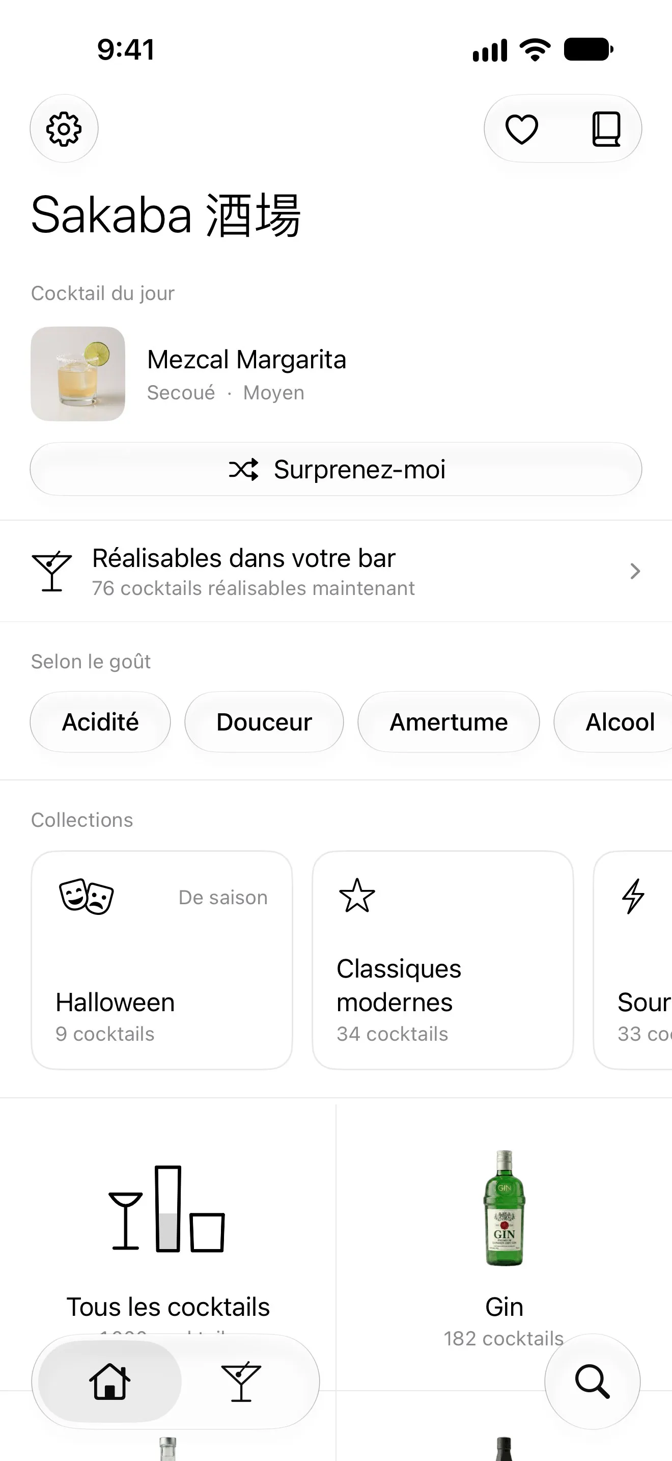 L’écran d’accueil de Sakaba sur un iPhone tenu en main : le cocktail du jour, ce que votre bar peut préparer, les goûts et les collections